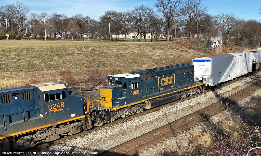 CSX 4066 looks tiny compared to the GEs.